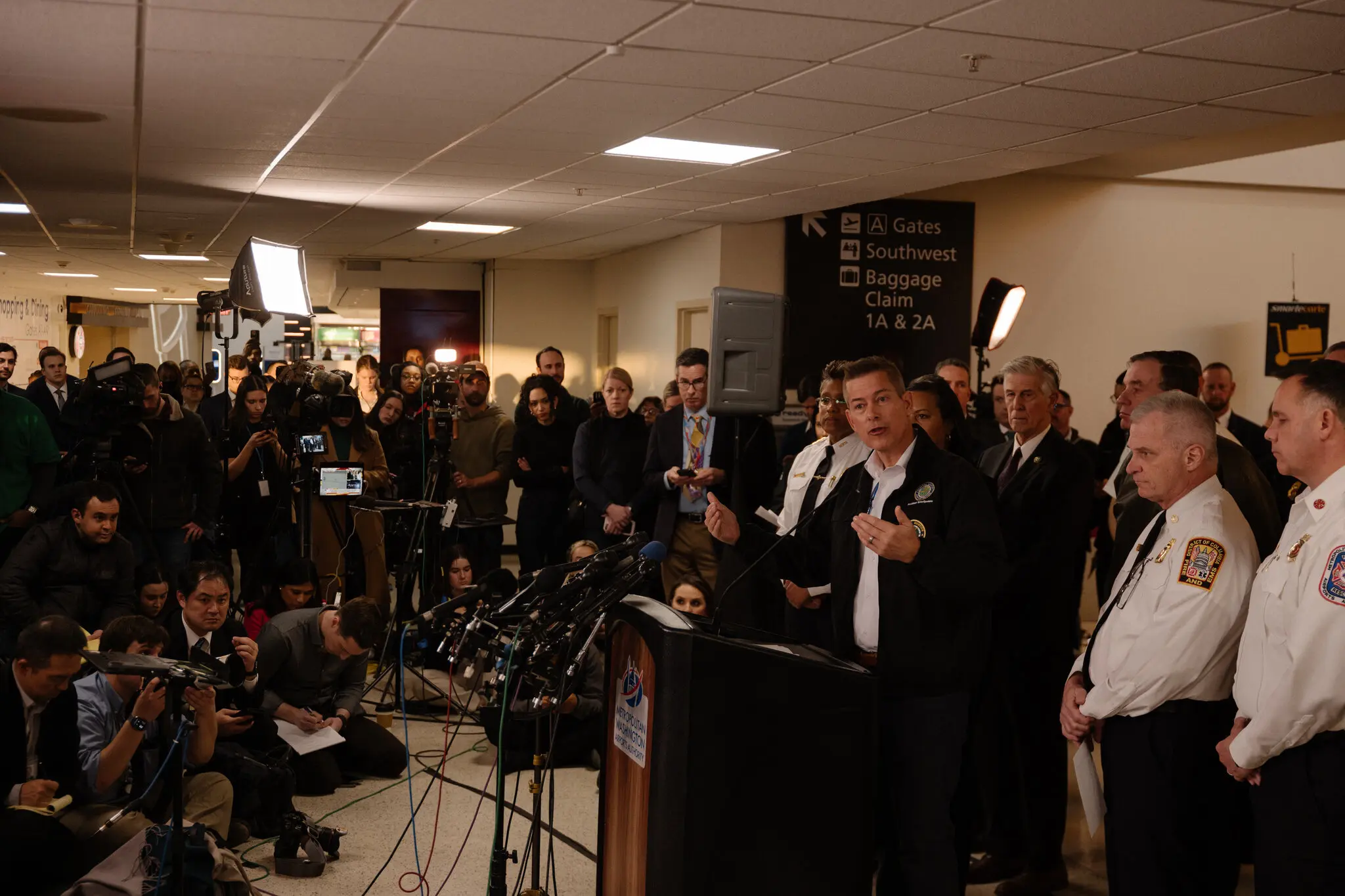 Смертельне зіткнення в повітрі: американський пасажирський літак і військовий гелікоптер впали в Потомак